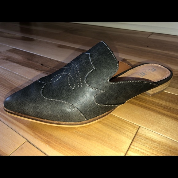 Pointy black shoes - Picture 2 of 3